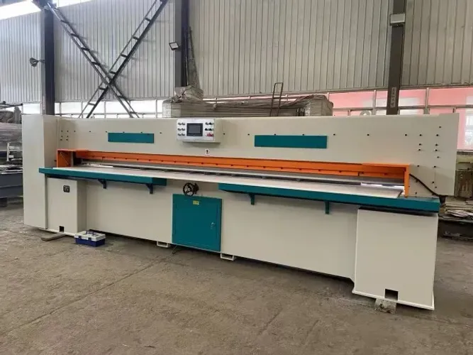 Guilhotina hidráulica NOVA com 3.100mm de corte útil. Para cortas lâminas de madeiras