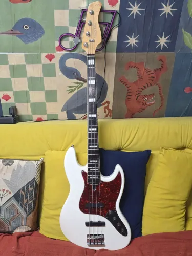Baixo Sire Marcus Miller V7 2°gen + emg