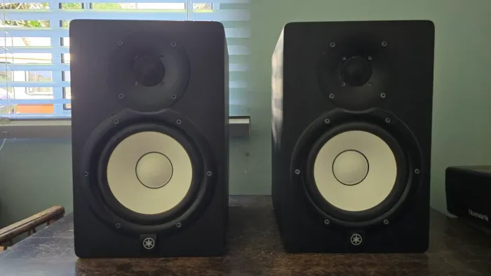 Par Monitores De Áudio Yamaha Hs7 Na Caixa 220v
