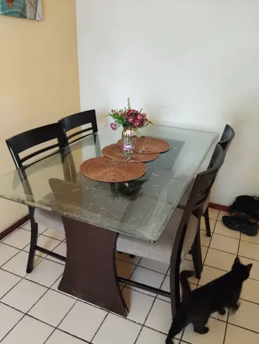 Mesa com 4 cadeiras 