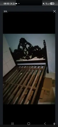 Cama de madeira de casal