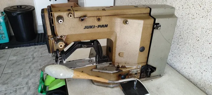 máquina de costura industrial travete Juki-Pan, modelo LK-1850.<br>