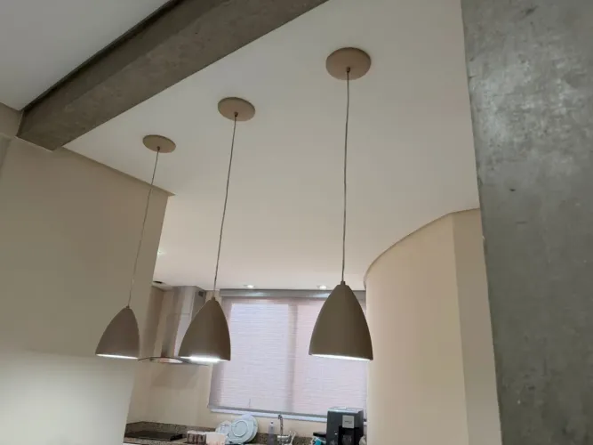 Trio de luminárias pendente + lâmpada caixa de som