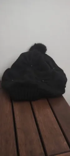 gorro/touca de lã canelada preta com pompom