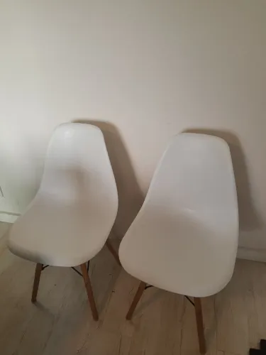 Par de cadeiras Eiffel brancas