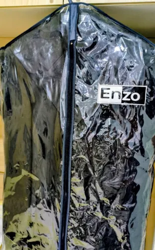 Terno masculino completo da marca Enzo (blazer + calça), cor preta, tamanho 52