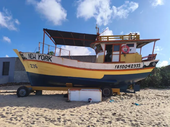 Barco de pesca com licença pra lagosta