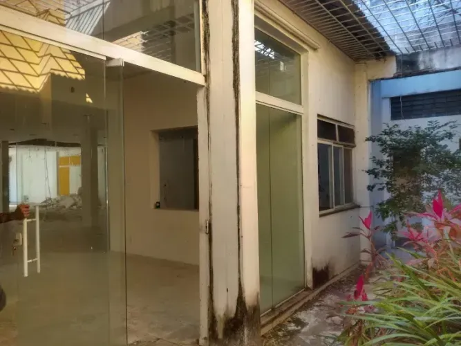 Lojão com 300 metros quadrados, com portas em Blindex e Grades, Centro - Macaé - RJ