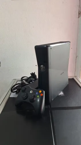 VENDE XBOX 360 SLIM COM ( AVARIA)