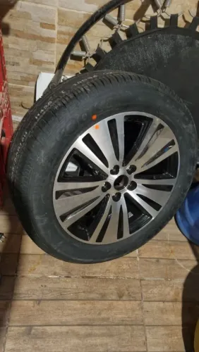 Pneu e Aro Kiba Sportage zero nunca usado.