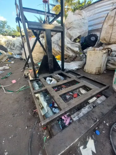 Vendo prensa enfardadeira mais elevador