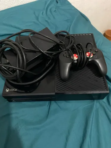 Xbox One + controle com fio + jogos instalados 