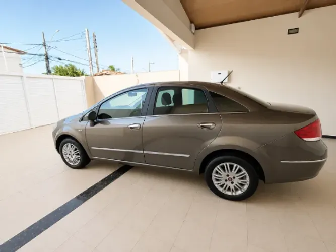 Fiat Linea Essence Dualogic 1.8 Flex 16V 4P 2012