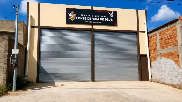 ALUGA-SE GALPÃO NOVO | 200m² | Pé-Direito Alto | Portão Automático