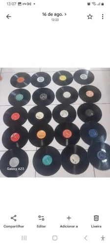 Discos de vinil para decoração estão arranhados para ouvir