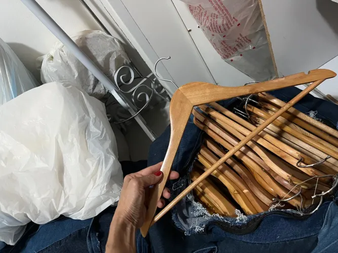 Cabides madeira, silhuetas, manequim. Para loja de roupa feminina 