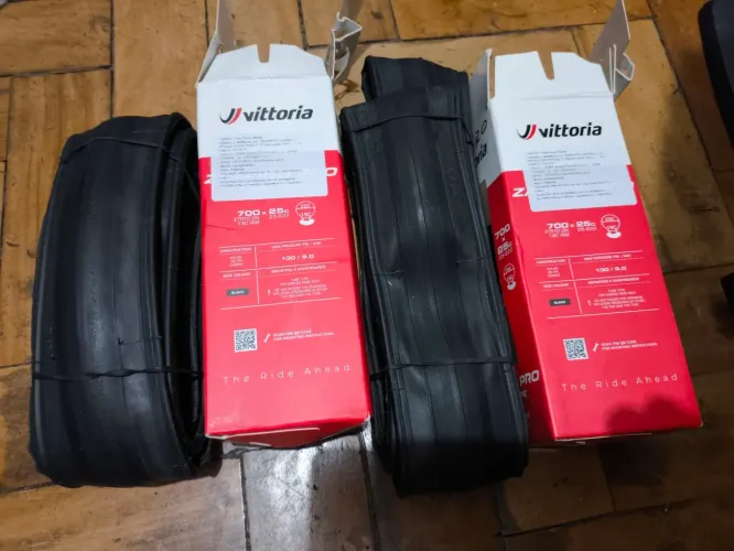 Par de pneus Vitória zafiro pro. 700x25 zero sem uso. + Brinde 2 câmaras de ar.