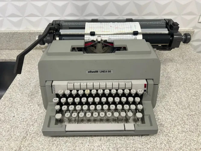 Máquina de escrever Olivetti