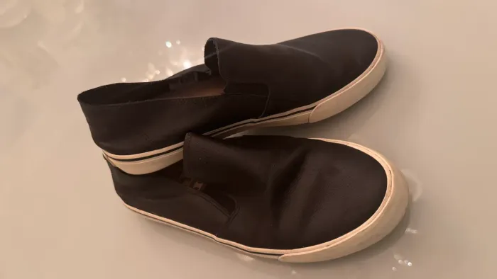 Slip on colcci em couro preto tam 41