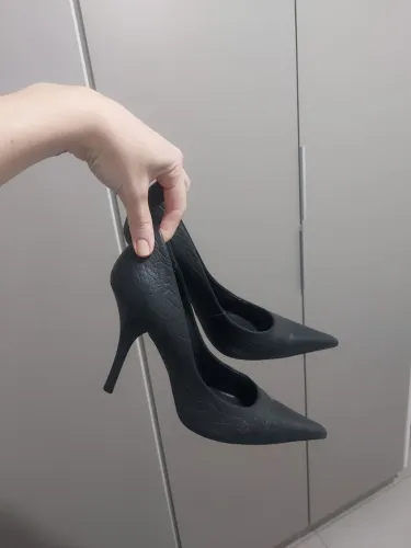 Scarpin bico fino e salto alto