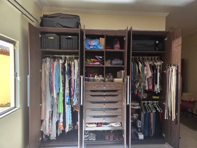 Guarda roupas 6 portas usado em bom estado.
