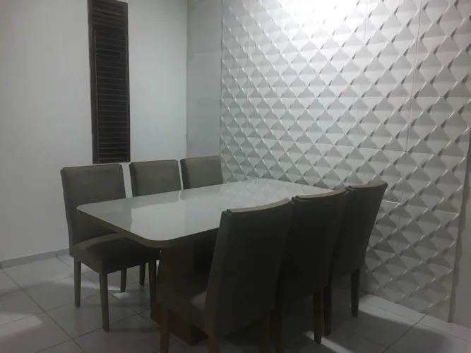 Vendo mesa com 6 cadeiras com bordas arredondados 