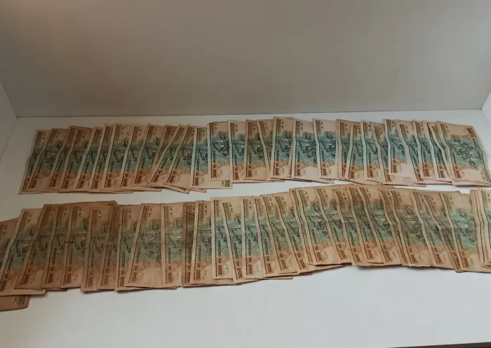Vende-se coleção de cédulas antigas