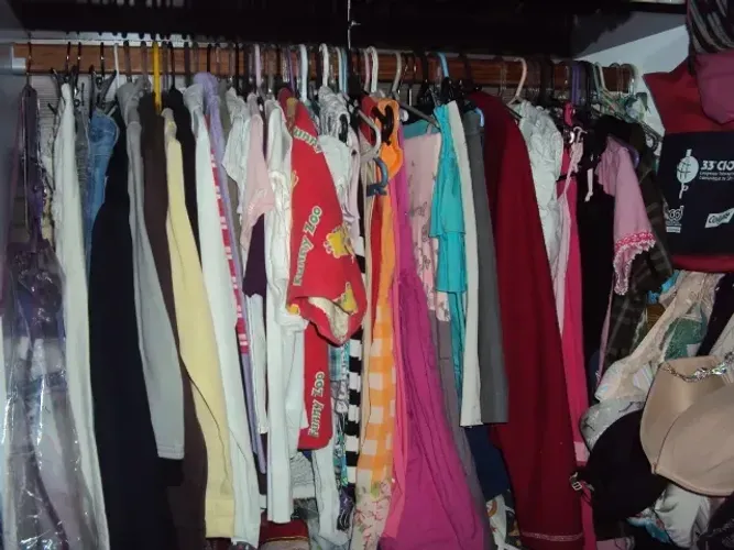 lote de roupas infantil e adulto