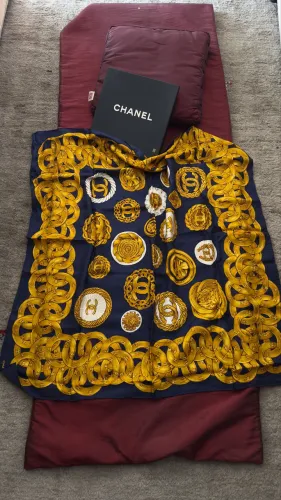 Lenço Chanel Vintage de Seda Correntes e Logo CC Original - Na Caixa