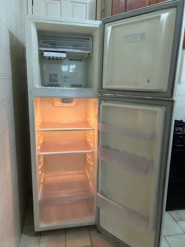 Geladeira Electrolux DF35A Frost Free 261L - COM DEFEITO. Ideal Para Conserto ou Peças