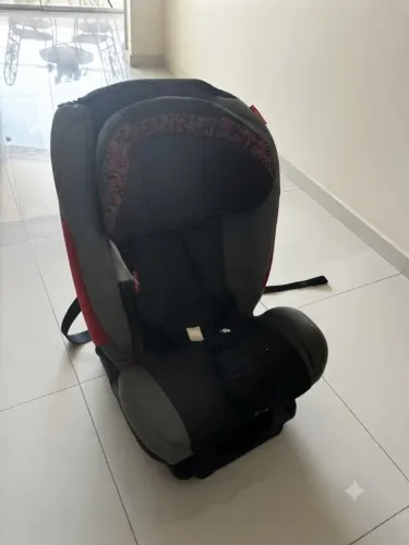 Cadeira infantil de automóvel com isofix.