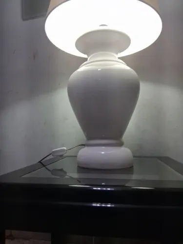 Abaju com mesa em madeira antiga