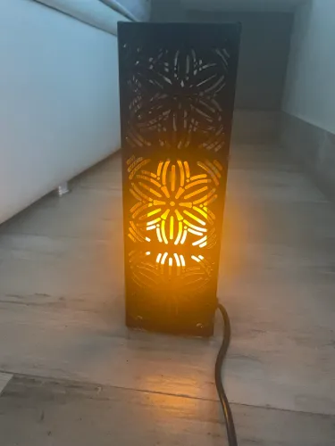 Abajur com lâmpada que imita luz de velas