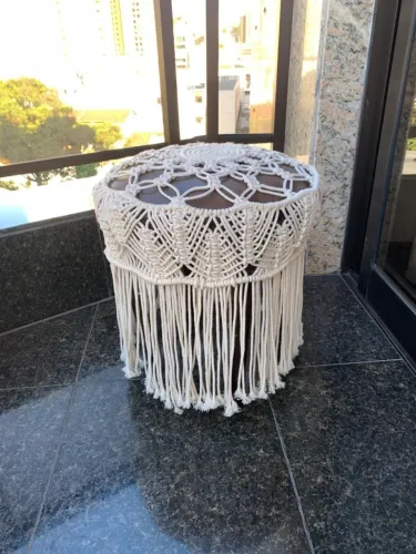 Banqueta com capa de Macramê