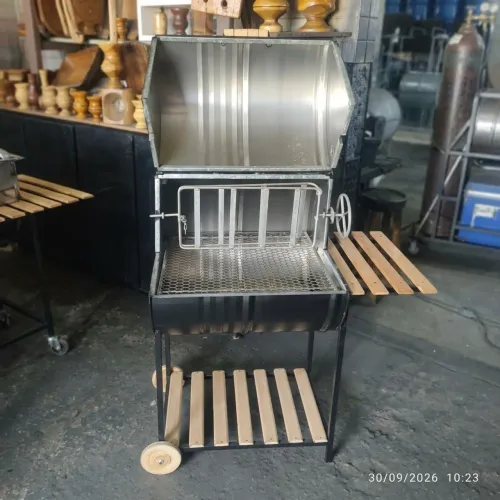 Churrasqueira para costela com espeto giratório e maleta para costelão reforçada