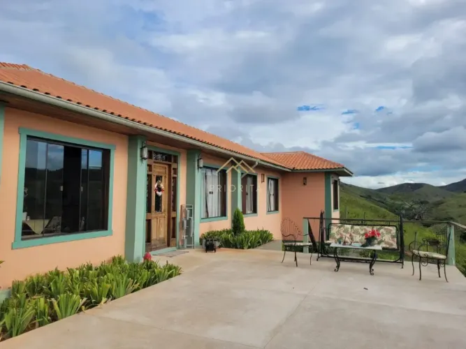 Linda Casa + terreno de 172 mil m² em Rio das Flores! Oportunidade única!