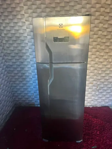 Geladeira Eletrolux inox semi nova 