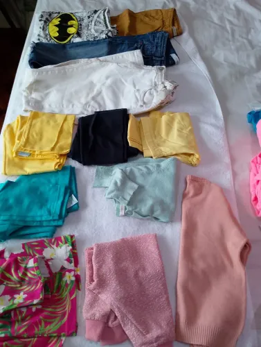 Lote com 13 peças de roupas infantis de 5 a 10 anos