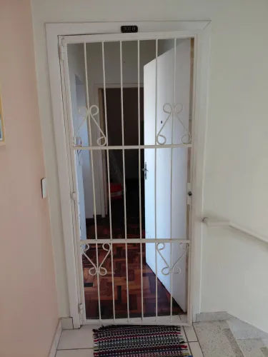 Vendo grade de segurança branca.