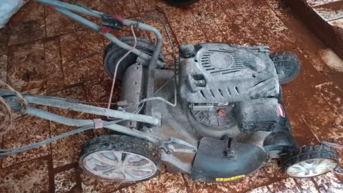 Maquina de cortar grama