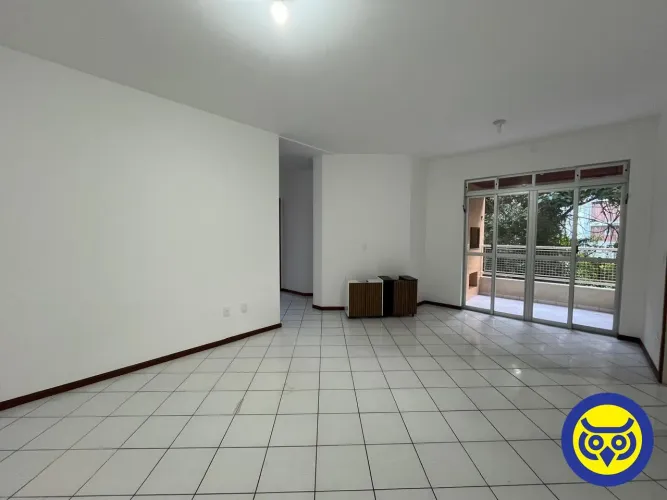 Apartamento para locação em Coqueiros - 2 quartos, 2 banheiros.
