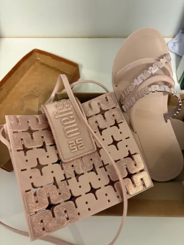 Melissa com bolsa 