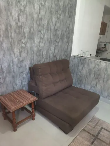 Ap.mobiliado.p.solteiro com água e luz 