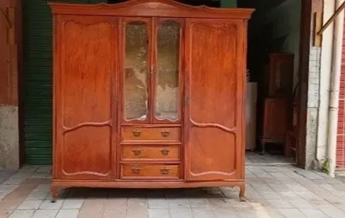 Guarda Roupas Antigo de madeira Chipandelle com Portas de Espelho Central e Gavetas
