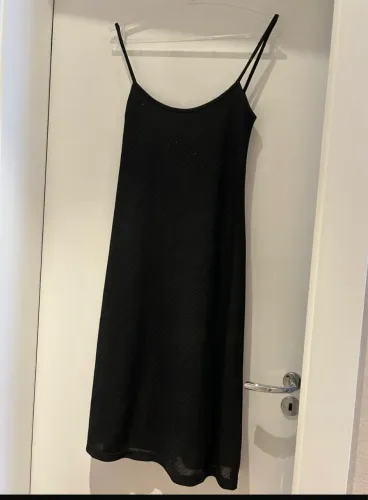 Vestido preto tubinho com leve brilho. 100% poliéster, vestido forrado. Veste P/M