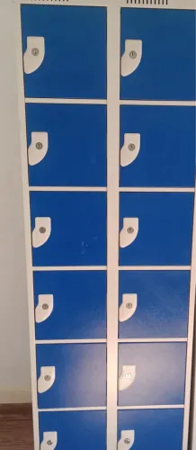 Roupeiro moderno azul com 12 compartimentos com chaves