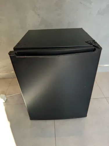 Frigobar gela muito quase igual um cervejeiro