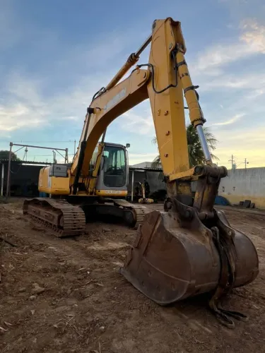 ESCAVADEIRA NEW HOLLAND E215B ANO 2011