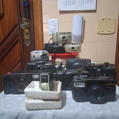 11 câmeras fotográficas diversas ,1 flash Nishimura e capas avulsas.