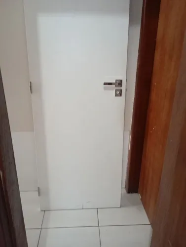 Vendo porta branca 200 reais